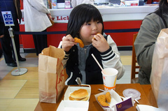 いもをたべるゆうきちゃん.jpg