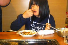 お好み焼きを食べる友希ちゃん.jpg