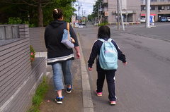 お迎えに来た嫁さん&下校途中の友希ちゃん.jpg
