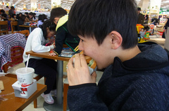 かぶりつく蒼輝.jpg