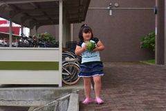 かわいいスイカもって喜ぶ友希ちゃん.jpg