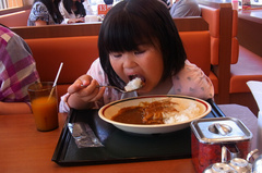 ぎょうざカレーを食べる友希ちゃん.jpg