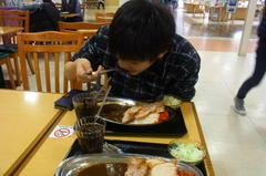ざんぎカレーを食べる蒼輝.jpg