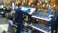 しまむら楽器で遊び.jpg