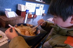 てつやのラーメン混ぜる蒼輝.jpg