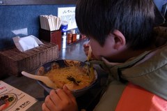 てつやのラーメン食べる蒼輝.jpg