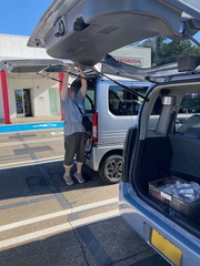 まだ荷物積み替え中….jpg
