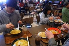 みんなでラーメン…友希ちゃんだけ違う店だけど.jpg