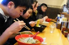 みんな美味しそうに食べるラーメン.jpg