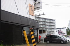 もう3時近いのに、まだまだ並んでる….jpg
