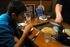 もんじゃ焼きを食べる蒼輝.jpg