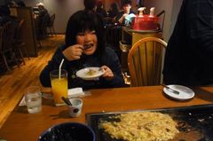 もんじゃ食べる友希ちゃん.jpg