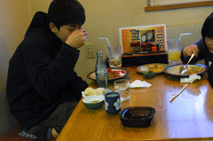 カツカレー食べる蒼輝.jpg