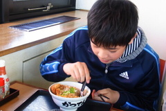 カツ丼を食べる蒼輝.jpg