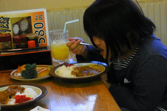 カレー食べる友希ちゃん.jpg