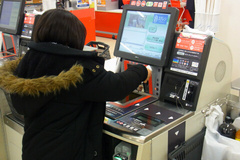 セルフレジをやりたがる友希ちゃん.jpg