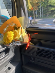 ディーラーさんからお祝いの花もらいました。.jpg