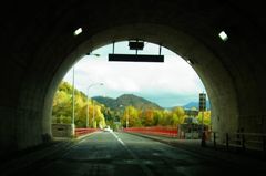 トンネルからの紅葉.jpg