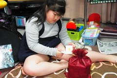プレゼントをあけます.jpg