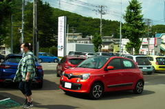 中古車コーナーをぶらつく嫁さん.jpg