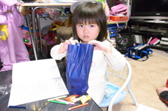 中身を開けようとする友希ちゃん.jpg