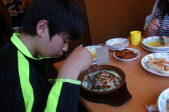 久々のほうれん草を喜んで食べる蒼輝.jpg