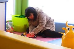 今度はブロック遊びを始めた友希ちゃん.jpg
