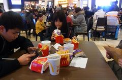 今日のお昼はみんなでマクド.jpg