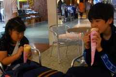 先に食べる子どもたち….jpg