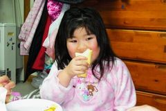 友希ちゃん、おおきいの食べます.jpg