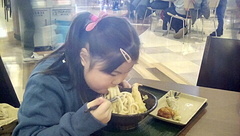 友希ちゃんは、はなまるうどん.jpg