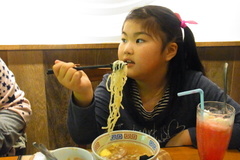 友希ちゃんはお子様塩ラーメン.jpg