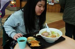 友希ちゃんは塩ラーメンと餃子のセット.jpg