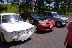 古いルノーに挟まれたノーチラス号.jpg
