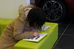 塗り絵をする友希ちゃん.jpg