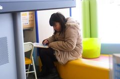 塗り絵を始めた友希ちゃん.jpg