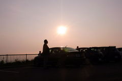 夕日と3台の車と黄昏の支部長.jpg