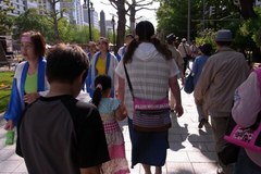大勢の観光客とよさこいの人たち.jpg