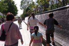 大通公園内を歩いて行きます.jpg