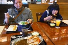 嫁さんはうどん…結構盛ってるぞ!?.jpg