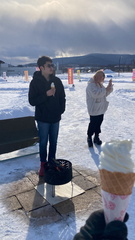 寒空の下で火に当たりながらソフトクリームを食べるつばさっちファミリー（笑）.jpg