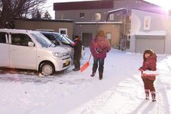 帰ってきたら雪かきしてました.jpg