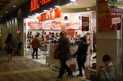 帽子を買いに来たはずがABCマートに….jpg