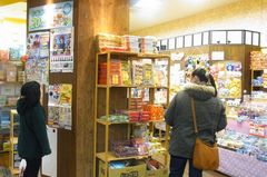 帽子を買いに来たはずが駄菓子屋に….jpg
