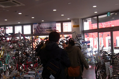 店内には沢山の自転車….jpg