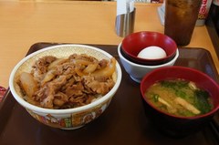 毎度の牛丼大盛りにたまごセット〜.jpg