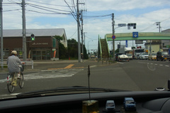 珍しいクルマが搬送車に….jpg