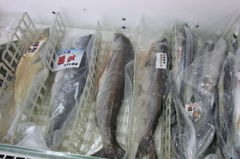 真空パックで売られている魚.jpg