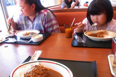 私と友希ちゃんはぎょうざカレー.jpg
