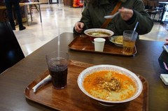 私担々麺で嫁さん醤油ラーメン.jpg